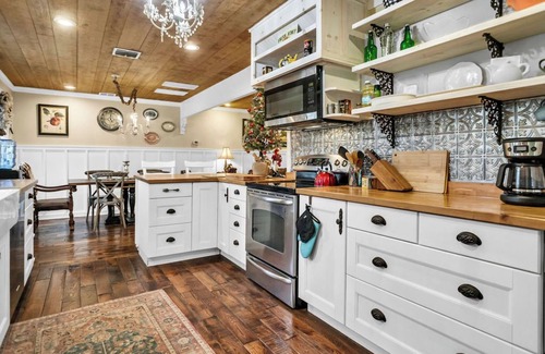 Dripping Springs Hotel | The Alexander at Creek Road