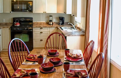 Lake of Bays Cottage | The Algonquin Luxury Cottage at Blue Water Acres Resort
