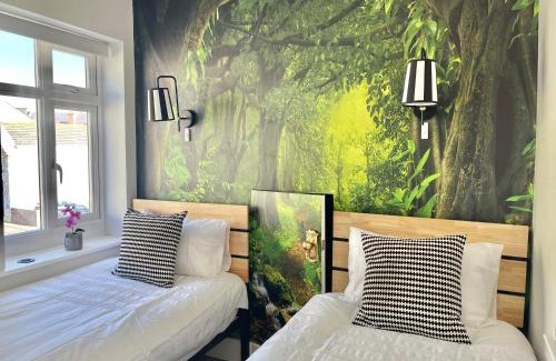Southbourne Apartment | The Alice Apartment - by Coastline Retreats - Stunning Balcony Apartment with Sea Views - Alice in Wonderland Themed Secret Room - Luxury Copper Bath in Master Bedroom
