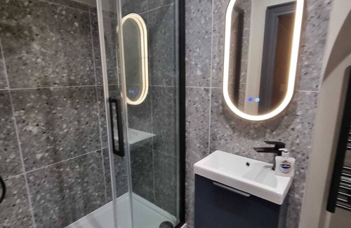 Belfast City Centre House | The Alliance - Ensuite Bedroom