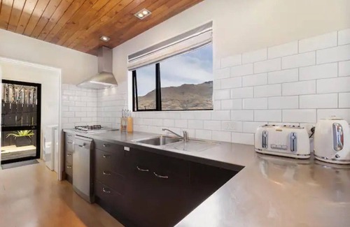 Sunshine Bay House | The Alpine - Queenstown Holiday Home