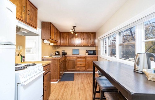 Lower Avenues Apartment | The Amber Suite - Historic Avenues Downtown Apt