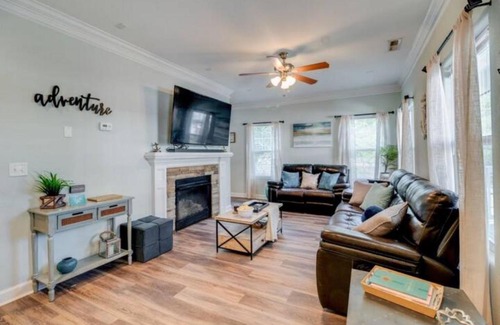 East Ocean View House | The Anchor 4BR Beach House w Balcony & King Bed