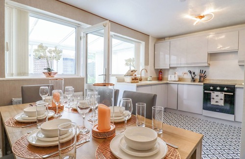 Bletchley Cottage | THE ANGEL'S REST, family friendly, with a garden in Bletchley
