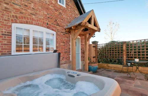 Maidstone House | The Annexe with Hot Tub