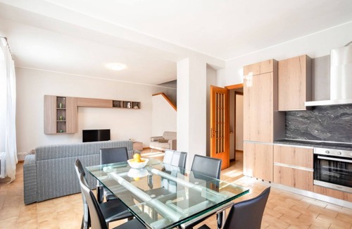 Pusiano Apartment | The apartment is located in the center of Pusiano with a beautiful lake view.