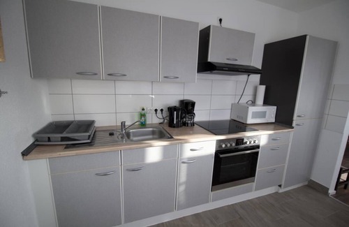 Alsfeld Apartment | The apartment offers a total of approx. 48 square meters of living space. A living room with laminate flooring, a complete kitchenette with refrigerator, a completely new chic bathroom. In the bedroom there is a bed (140x200m) with two bedside tables. Ver