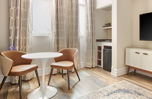 Gayborhood Apartment | The Arco powered by Sonder | Queen Room w/Roll-In Shower