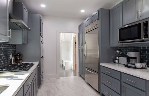 Neartown House | 💎 The Ares! A Luxury! 💎 Montrose Bunker! 4BR+1 ⭐️⭐️⭐️⭐️⭐️
