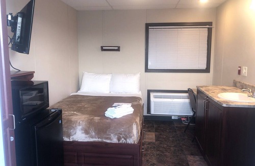 Karnes City Cabin | The Armadillo Hotel Karnes City