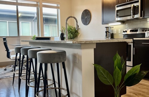 Cityplace Apartment | The Artistic Luxe Apartment in Uptown Dallas