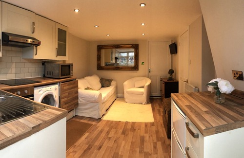 Woking House | The Artist’s Hideaway. Pet friendly