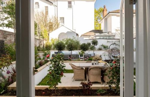 Montpellier Apartment | The Atelier A Stylish Cheltenham Hideaway for 4
