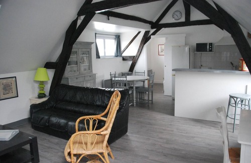 Amboise Apartment | the attic of Orange. Appart in old house 20 m from the pedestrian street