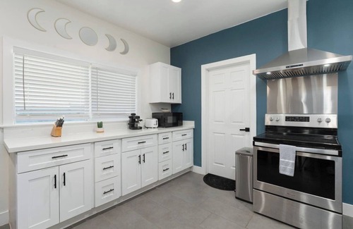 Garfield Apartment | The aviary | Walkable W/BBQ and fire pit