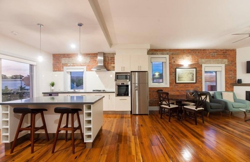 Echuca House | The Bank Apartment - Echuca Holiday Homes