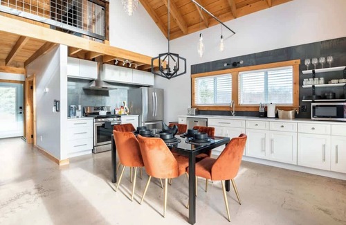 Caroline House | The Bar(n)- Cozy chalet with hot tub and campfire