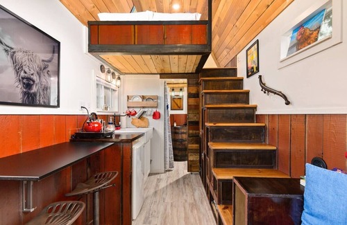 Kerns Hotel | The Barn - Custom Tiny Home w/Barn Vibe
