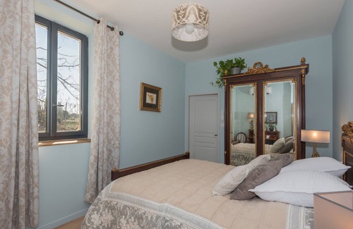 Remoulins House | THE BASTIDE GARD BRIDGE spacious room decorated in Provencal style