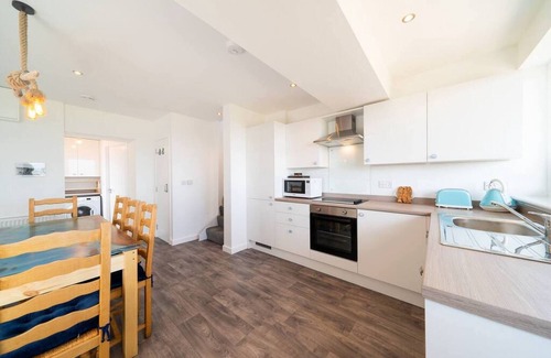 Carnoustie Ski Chalet | The Beach Boathouse - Seaside Retreat
