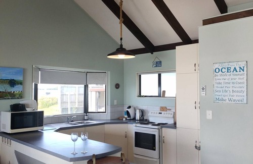 Pukehina House | The Beach Cottage - Spacious Family Holiday home with Sleepout