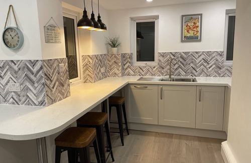 Criccieth Cottage | THE BEACH HOUSE CRICCIETH, family friendly, with hot tub in Criccieth