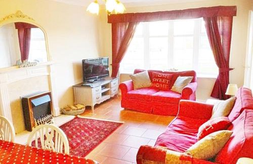 Sutton-on-Sea House | The Beach House! Just Steps from the Beach & Attractions - Perfect for Couples & Family Stays with Private Parking, Large Garden & Fast Free WiFi - The Perfect Seaside Getaway!