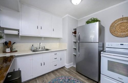 James City House | The Bearplex of New Bern featuring king-size bed