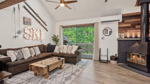 Village at Camelback House | The Bears Den by AvantStay Prime Location Renovated w Movie Game Room