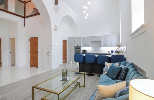 Bonnybridge Cottage | THE BELL TOWER, family friendly, with hot tub in Bonnybridge