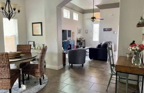 Biggs Field House | The Best Home for Families-Dogs/Gated Community w/Security/Pool & Many Amenities