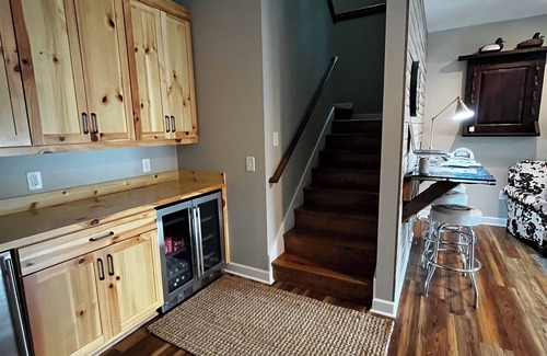 Pleasure Point House | The best of both worlds! Lake Martin home minutes from Jordan-Hare stadium.