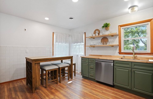 Waterford House | The Beverly on Buena Lake-Hot tub, Kayaks, Ice Fishing