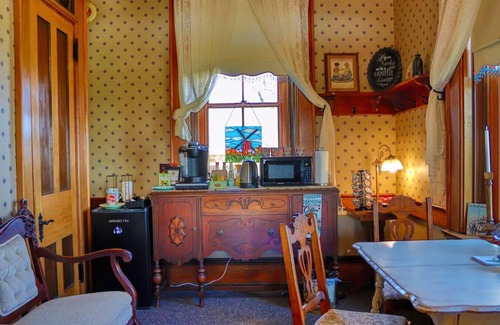Pella Bed & Breakfast | The Bicycle Suite at Pella Mansion