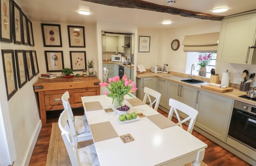 Broadway Cottage | THE BINDERY in Broadway