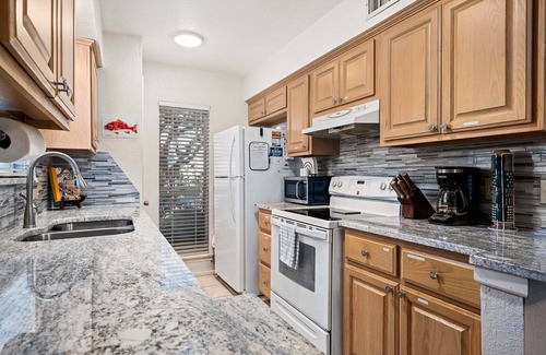 Sailhouse Condo | The Birds and The Beach | Pet Friendly, Fishing!
