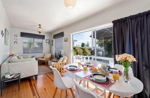 Mount Maunganui House | The Black Bach - Mt Maunganui Holiday Home