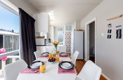 Mount Maunganui Cottage | The Black Bach - Mt Maunganui Holiday Home