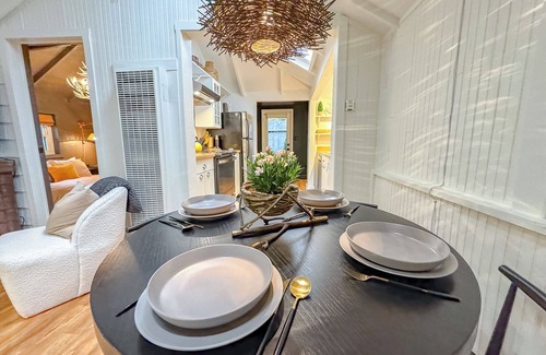 Guerneville Cabin | The Black Nest -5 Star! Enchanting & Trendy Redwood Retreat! WIFI/HotTub/Pup
