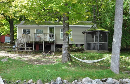 Central Frontenac Cottage | The Blackbird Cottage