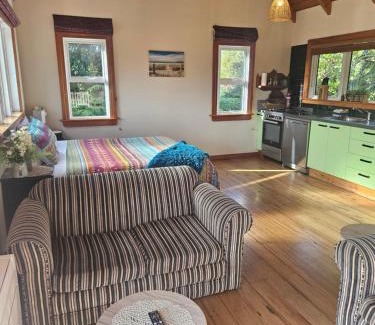 Hokitika Apartment | The Blackhouse Cottage