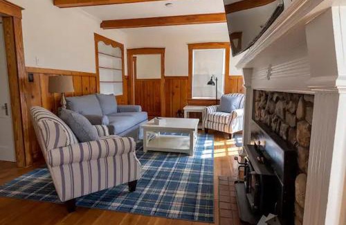 Augusta House | The Blake Cottage by StayLage