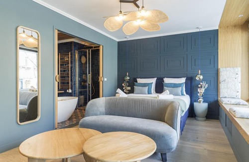 Chaillot Apartment | The Blue Alma Eiffel Tower