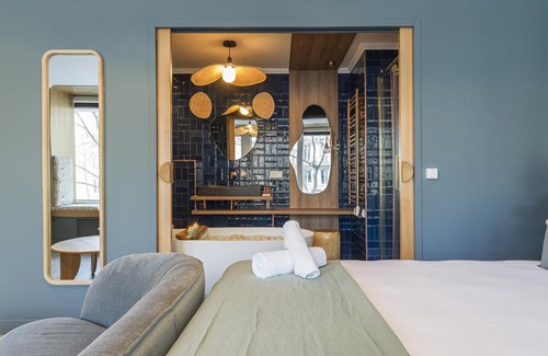 Chaillot Apartment | The Blue Alma Eiffel Tower