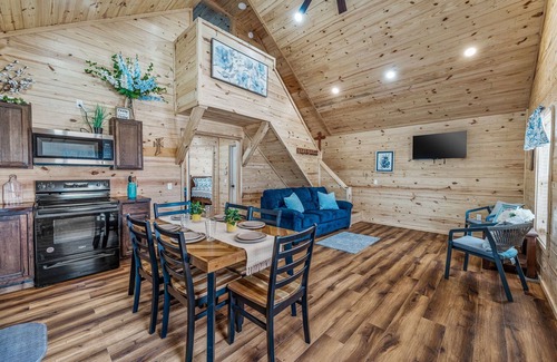 Dennis Cabin | The Blue Iris Cabin on Lake Granbury