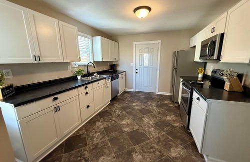 Virginia House | The Blue Jay - Cozy 1-bedroom house in Virginia with WiFi, sleeps 4