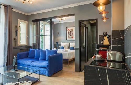 Chaillot Apartment | The Blue King Suite