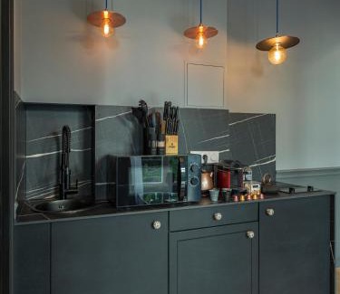 Chaillot Apartment | The Blue King Suite