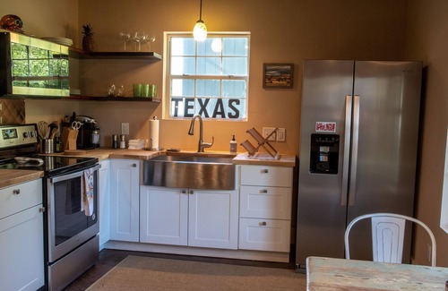 South Manchaca House | The Blueberry Cottage in South Austin