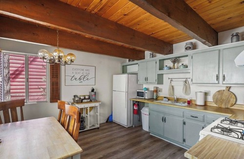 Peter Pan Cabin | The BlueBird Retreat + Jacuzzi +BBQ